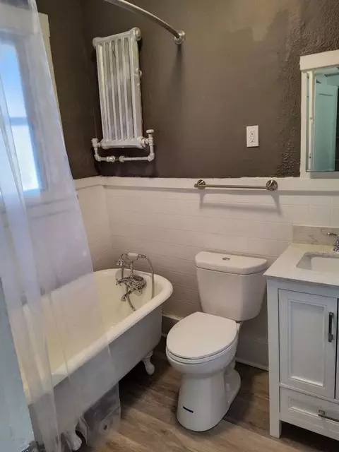 1500 W 117th St, Lakewood, OH 44107