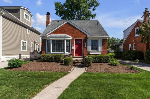 2711 Dorchester Rd, Birmingham, MI 48009