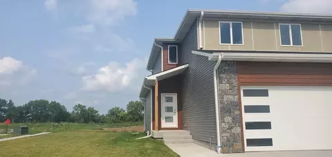 880 Titan Dr, Hickman, NE 68372