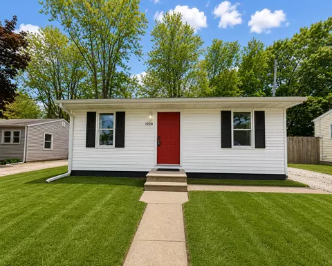 1220 E 37th Ct, Des Moines, IA 50317