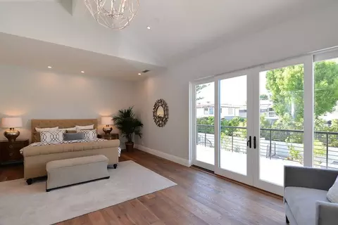 1037 8th St, Manhattan Beach, CA 90266