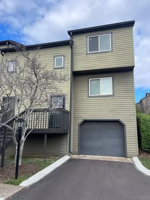 213 Summit Ridge Dr, Nashville, TN 37215