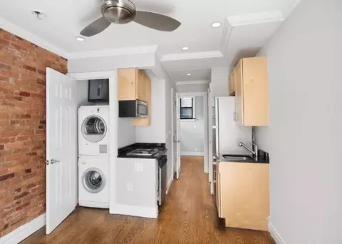 439 W 50th St #1RE, New York, NY 10019