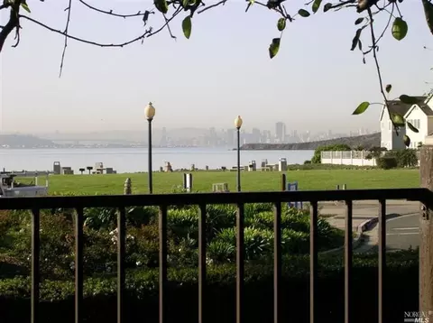 213 Lakeshore Ct, Richmond, CA 94804