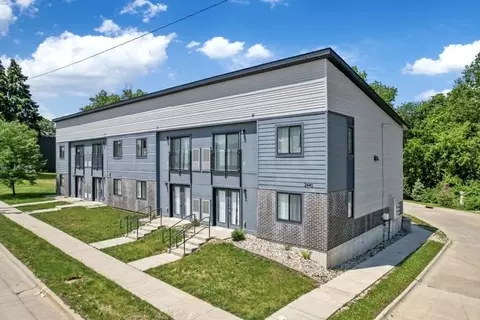 2440 SW 9th St #5, Des Moines, IA 50315