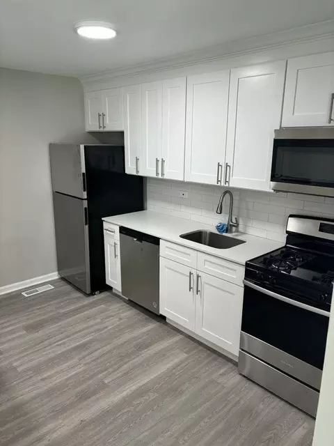 762 Main St #302, Antioch, IL 60002
