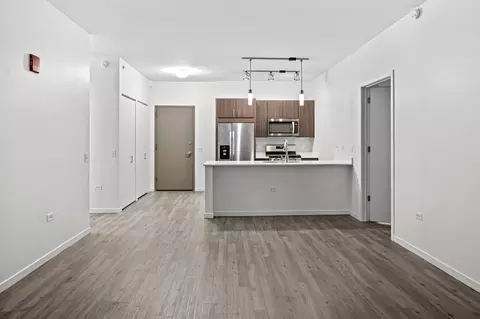 3740 N Halsted St #3-3, Chicago, IL 60613