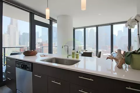 637 N Wells St #3-2, Chicago, IL 60654