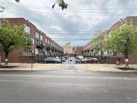 944 W Grace St #E101, Chicago, IL 60613