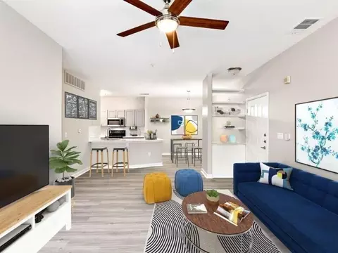 33 Lynn Batts Ln, San Antonio, TX 78218