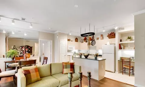 387 E Greenbriar Ln #701, Dallas, TX 75203