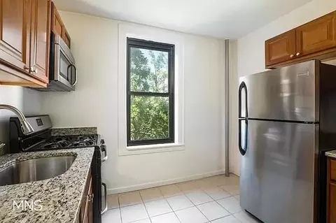 30-49 Crescent St #H3B2, New York, NY 11102
