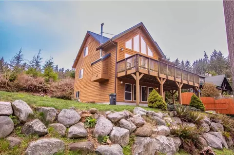 1130 Honeymoon Lake Dr, Greenbank, WA 98253