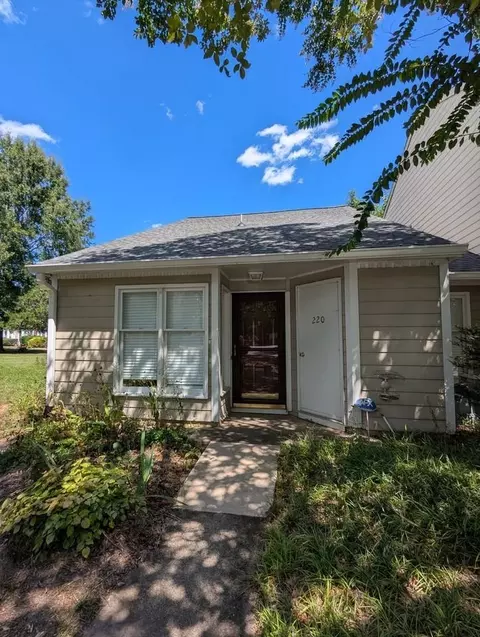 220 Saint Andrews Ln, Chapel Hill, NC 27517