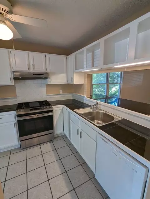 220 Saint Andrews Ln, Chapel Hill, NC 27517
