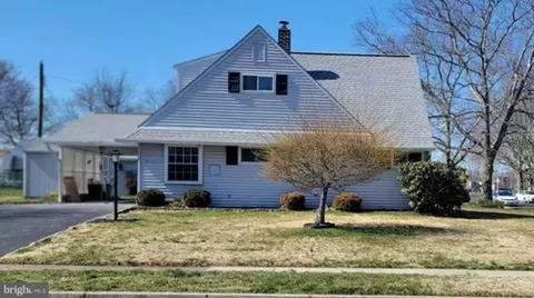 15 Catalpa Ln, Levittown, PA 19055