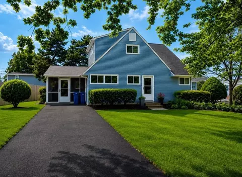 15 Catalpa Ln, Levittown, PA 19055