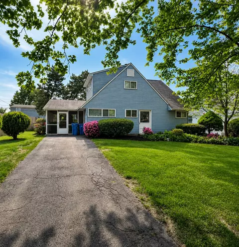 15 Catalpa Ln, Levittown, PA 19055
