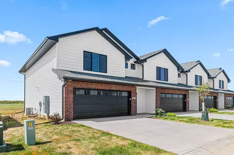147 Sweetwater Ln, North Liberty, IA 52317