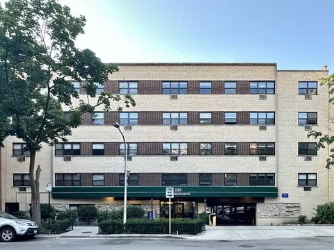 530 W Surf St #310, Chicago, IL 60657
