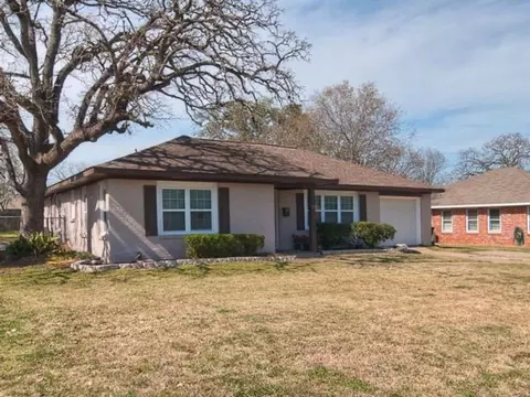 724 Lazy Ln, Bryan, TX 77802