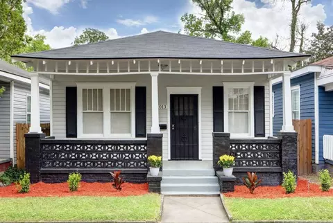 1013 W Victory Dr, Savannah, GA 31405