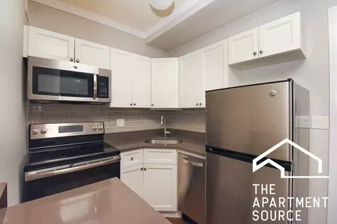 817 W Lakeside Pl #506, Chicago, IL 60640