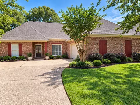 141 Creekside Dr, Canton, MS 39046