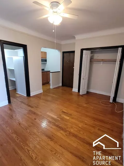 948 W Cuyler Ave #101, Chicago, IL 60613