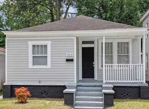 923 W Victory Dr, Savannah, GA 31405