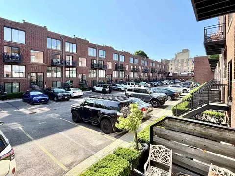 954 W Grace St #F202, Chicago, IL 60613