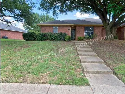 818 Summit Dr, Desoto, TX 75115