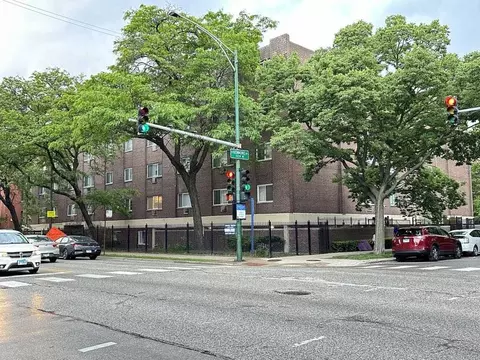 1040 W Hollywood Ave #414, Chicago, IL 60660