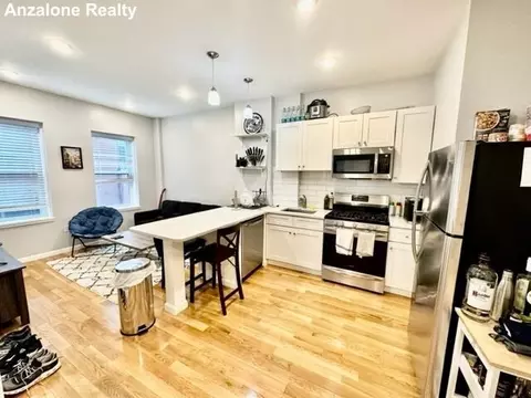 2 Baldwin Pl #2R, Boston, MA 02113