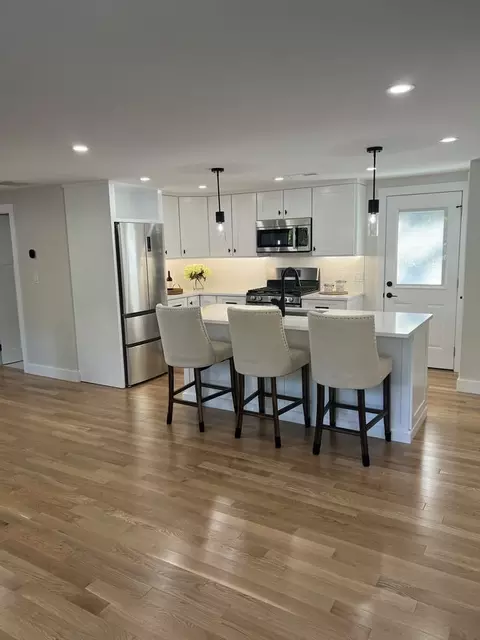 40 Genetti Cir, Bedford, MA 01730