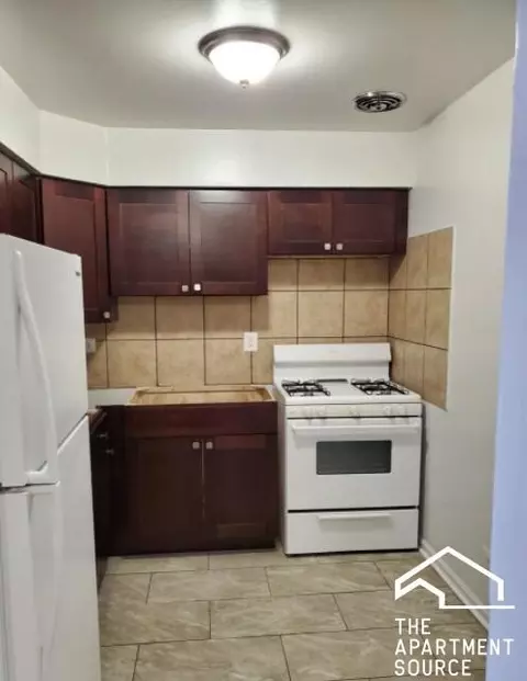 1515 W Morse Ave #201, Chicago, IL 60626