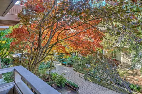 832 100th Ave NE #104, Bellevue, WA 98004