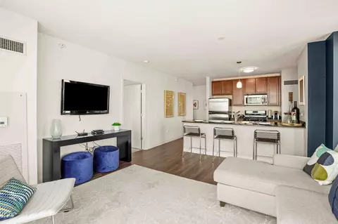 555 W Kinzie St #3-2, Chicago, IL 60654