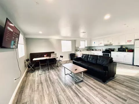 900 W 76th St #900, Los Angeles, CA 90044