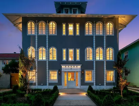 7 Fontainebleau Dr, New Orleans, LA 70125