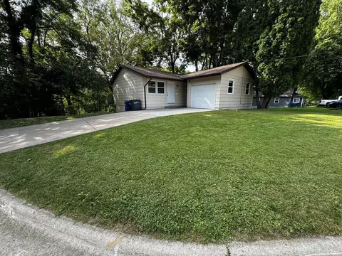 702 30th St, Bettendorf, IA 52722