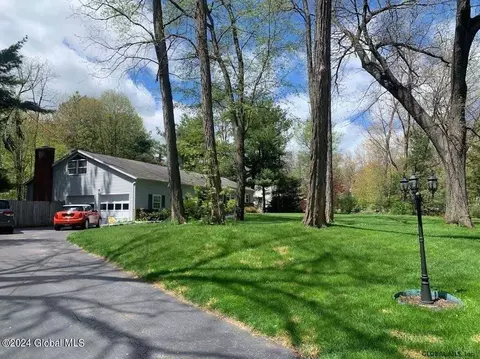 10 Huckleberry Ln, Ballston Lake, NY 12019