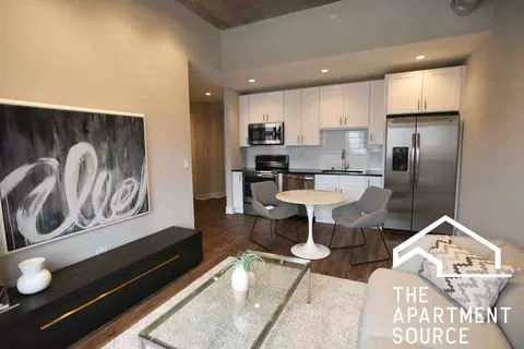 3833 N Broadway St #421, Chicago, IL 60613