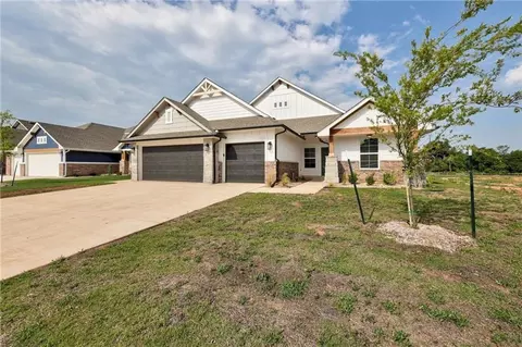 2429 Creek Side Cir, Moore, OK 73160