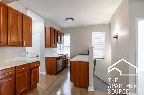 1040 W School St #1F, Chicago, IL 60657