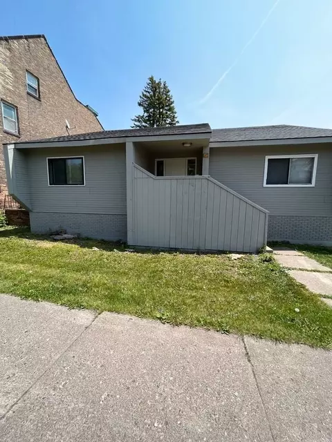 1526 E Superior St #4, Duluth, MN 55812