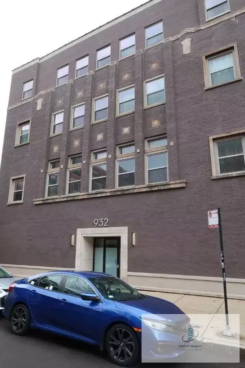 932 W Dakin St #305, Chicago, IL 60613
