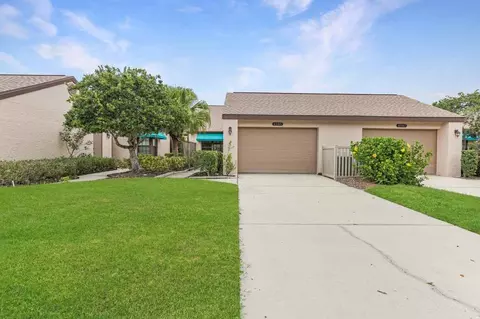6085 Clubside Dr, Sarasota, FL 34243