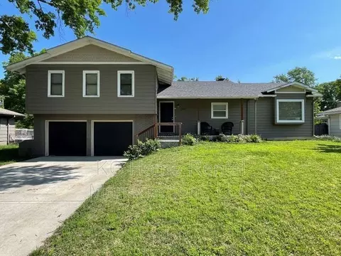 1200 E Willow Dr, Olathe, KS 66061