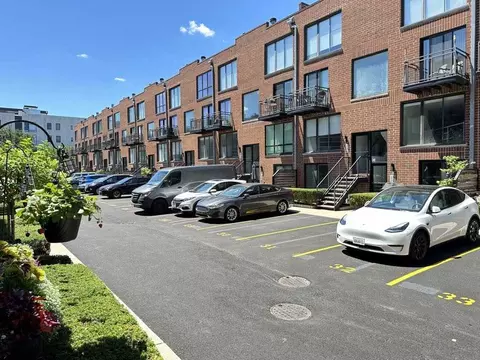 944 W Grace St #B201, Chicago, IL 60613